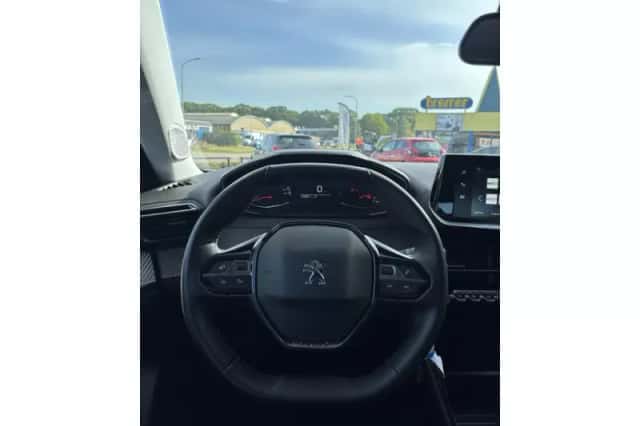 Peugeot 2008 (2021) thumbnail 6
