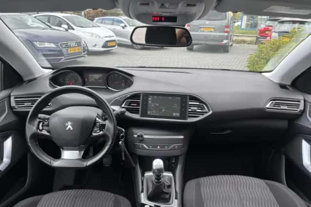 Peugeot 308 (2014) thumbnail 3