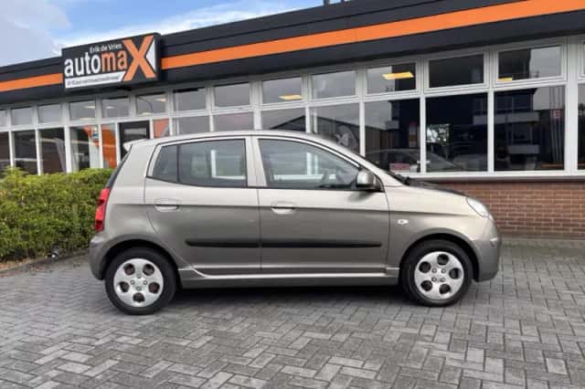 Kia Picanto (2010) thumbnail 6