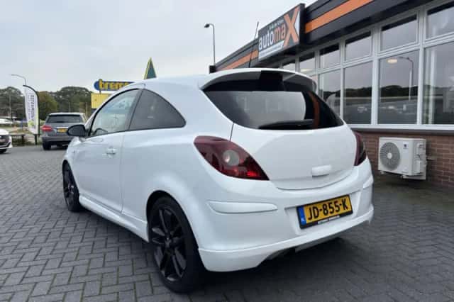 Opel Corsa (2009) thumbnail 3