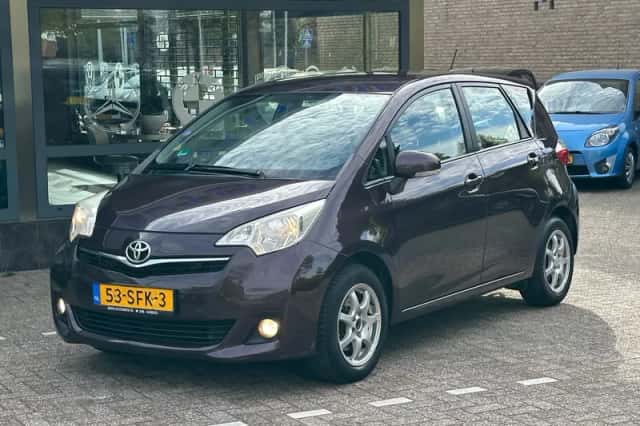 Toyota Verso (2011) thumbnail 2