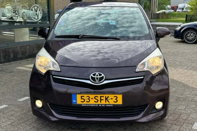 Toyota Verso (2011) thumbnail 3