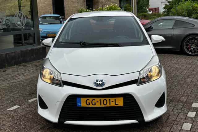 Toyota Yaris (2013) thumbnail 2