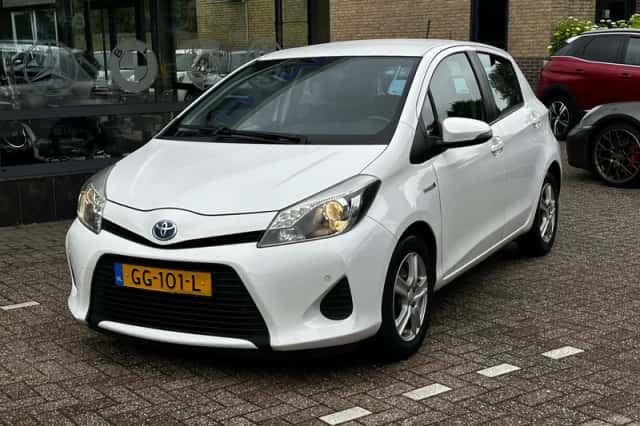 Toyota Yaris (2013) thumbnail 3