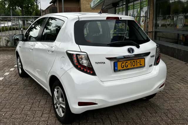 Toyota Yaris (2013) thumbnail 4