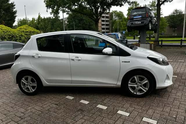 Toyota Yaris (2013) thumbnail 6