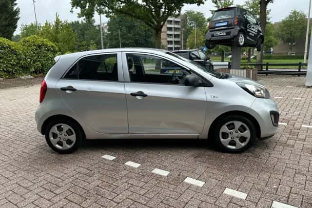 Kia Picanto (2011) thumbnail 6