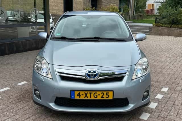 Toyota Auris (2011) thumbnail 3