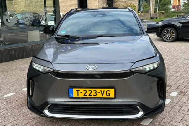 Toyota bZ4X (2022) thumbnail 3