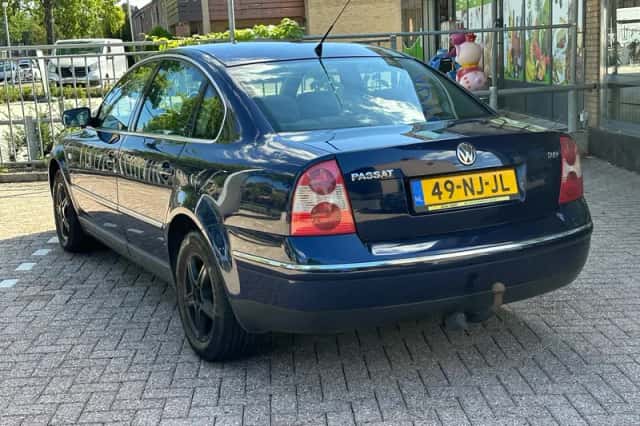 Volkswagen Passat (2003) thumbnail 4