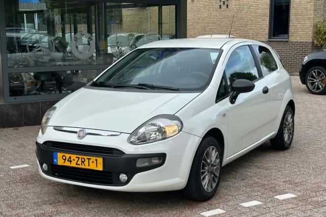 Fiat Punto (2010) thumbnail 2