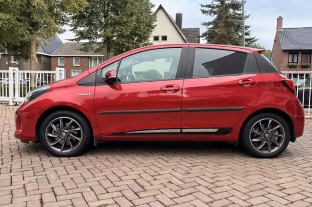 Toyota Yaris (2016) thumbnail 2