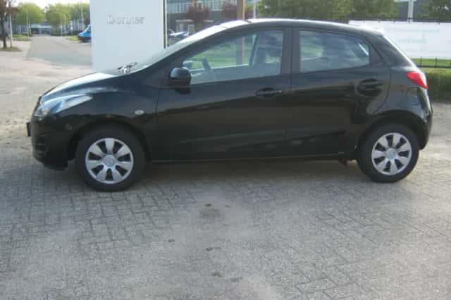 Mazda 2 (2011) thumbnail 2