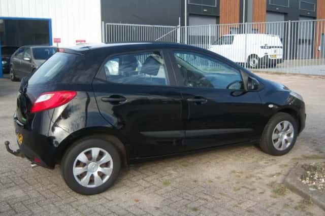 Mazda 2 (2011) thumbnail 6