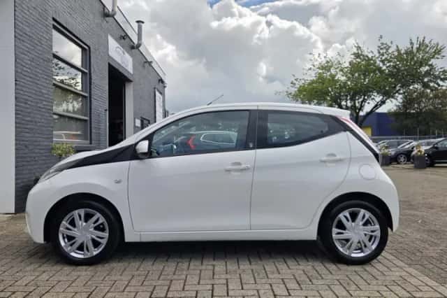 Toyota Aygo (2017) thumbnail 2