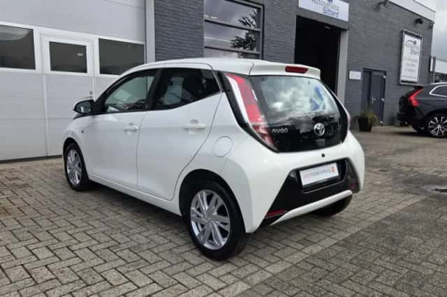Toyota Aygo (2017) thumbnail 3