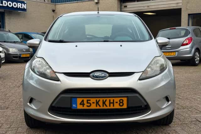 Ford Fiesta (2010) thumbnail 2