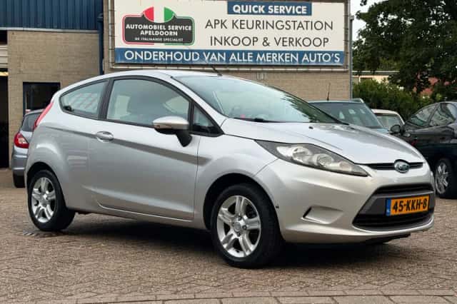 Ford Fiesta (2010) thumbnail 3