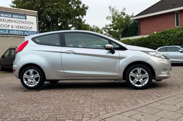 Ford Fiesta (2010) thumbnail 4