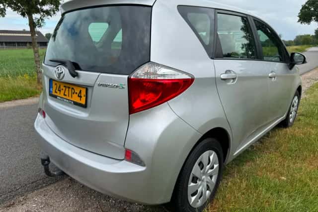 Toyota Verso S (2013) thumbnail 2