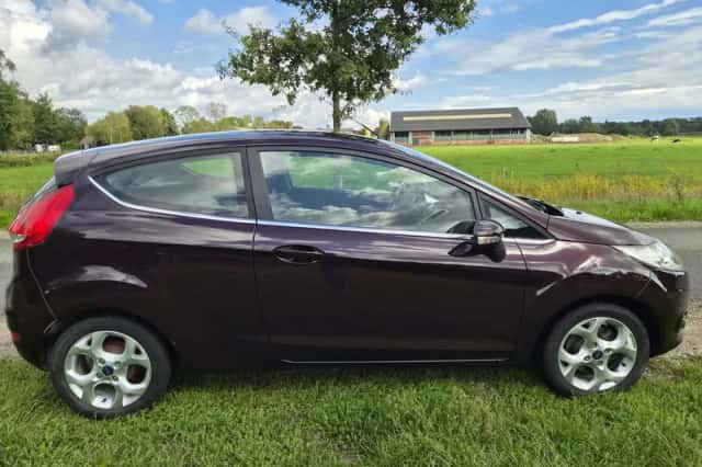 Ford Fiesta (2009) thumbnail 4