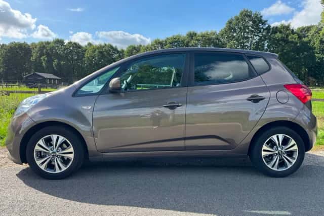 Kia Venga (2015) thumbnail 3
