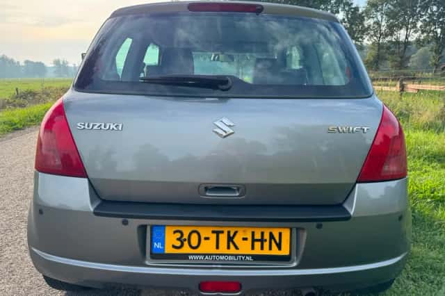 Suzuki Swift (2006) thumbnail 6