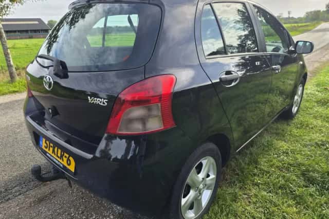 Toyota Yaris (2009) thumbnail 2