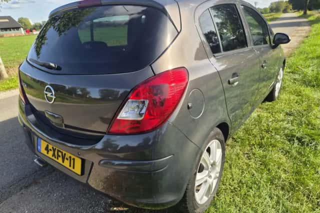 Opel Corsa (2014) thumbnail 2
