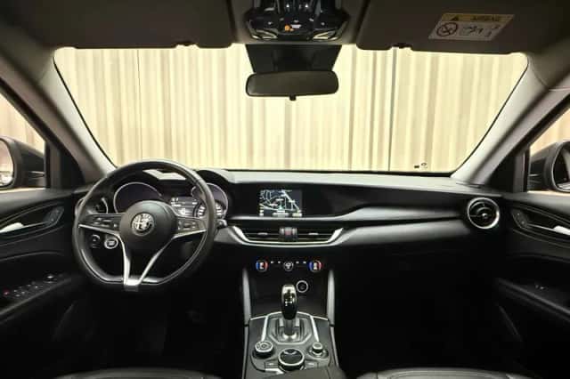 Alfa Romeo Stelvio (2018) thumbnail 2