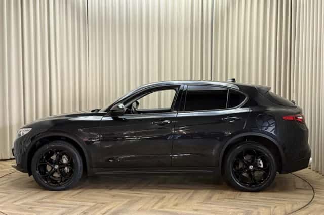Alfa Romeo Stelvio (2018) thumbnail 5