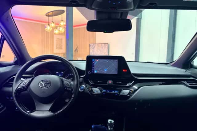 Toyota C-HR (2023) thumbnail 4