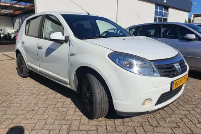 Dacia Sandero (2010) thumbnail 2