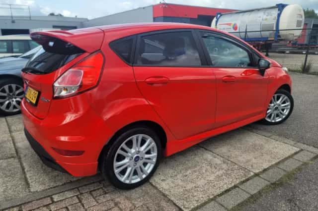Ford Fiesta (2014) thumbnail 3