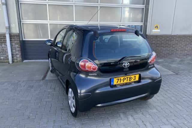 Toyota Aygo (2011) thumbnail 2