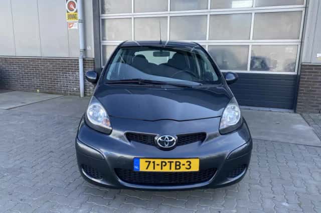 Toyota Aygo (2011) thumbnail 3
