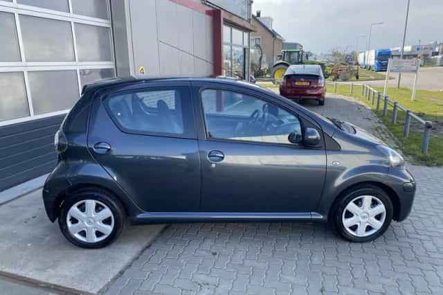 Toyota Aygo (2011) thumbnail 5