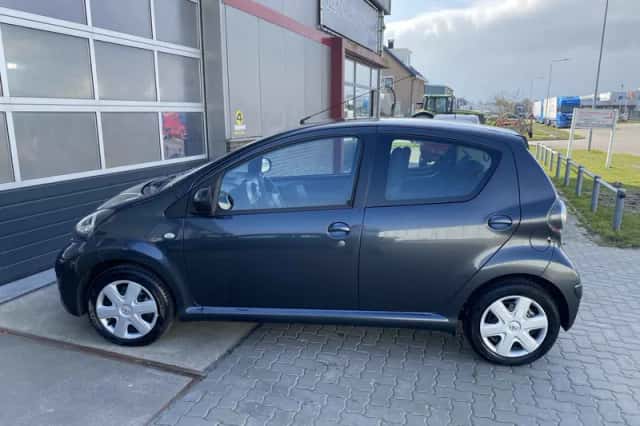 Toyota Aygo (2011) thumbnail 6