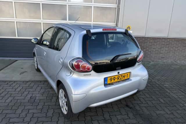 Toyota Aygo (2011) thumbnail 2