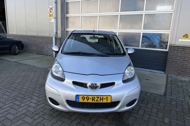 Toyota Aygo (2011) thumbnail 3