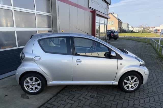 Toyota Aygo (2011) thumbnail 5