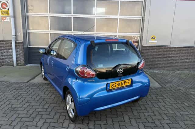 Toyota Aygo (2010) thumbnail 2
