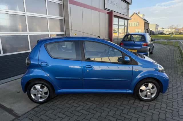 Toyota Aygo (2010) thumbnail 5