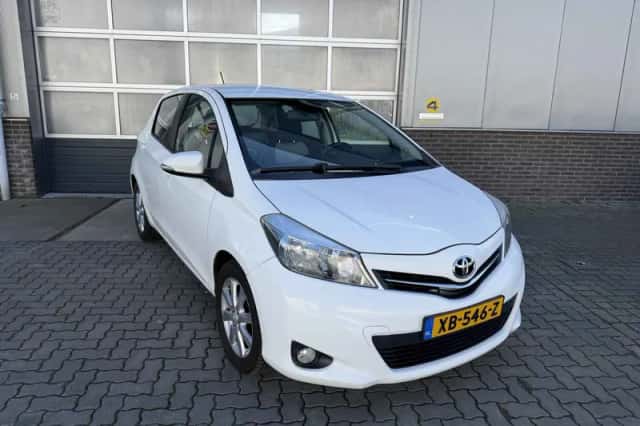 Toyota Yaris (2012) thumbnail 1