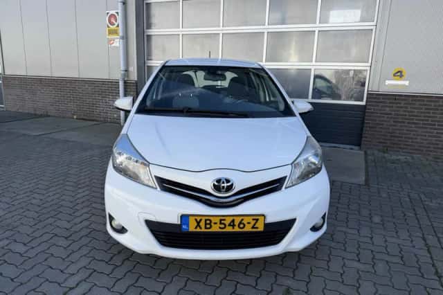 Toyota Yaris (2012) thumbnail 2