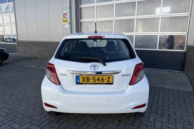 Toyota Yaris (2012) thumbnail 3