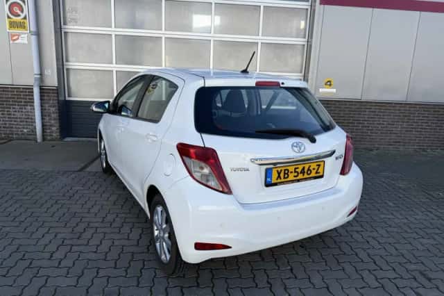 Toyota Yaris (2012) thumbnail 4