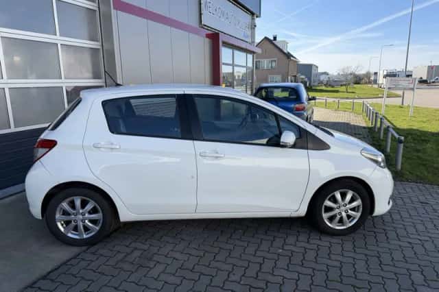Toyota Yaris (2012) thumbnail 5