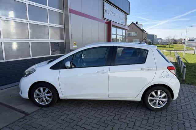 Toyota Yaris (2012) thumbnail 6