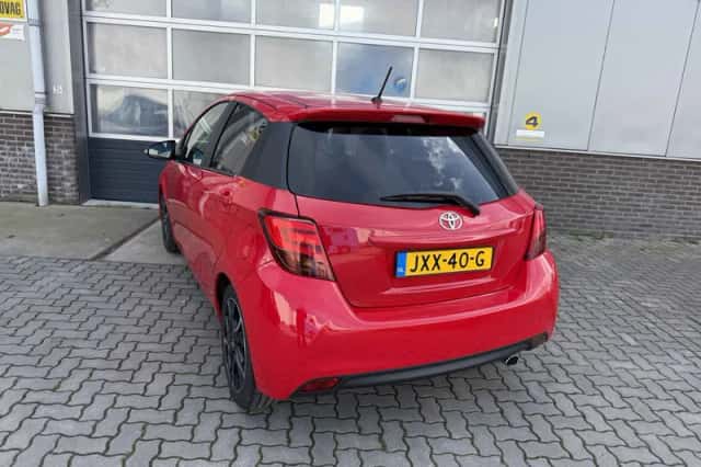 Toyota Yaris (2015) thumbnail 2